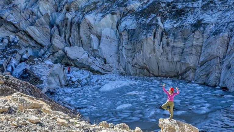 TÜRKİYE’NİN EN BÜYÜK BUZULU CİLO DAĞLARI TURİSTLERİ AĞIRLIYOR