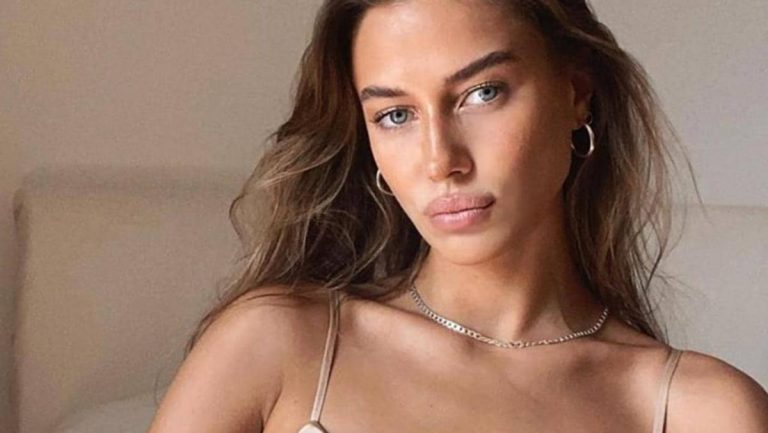 NICOLE POTURALSKI’DEN BİKİNİLİ POZLAR