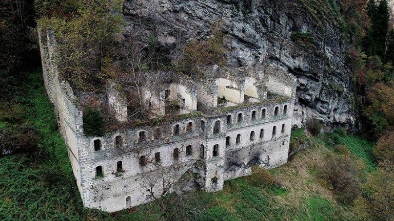 VAZELON RESTORASYONUNA SÜMELA ENGELİ