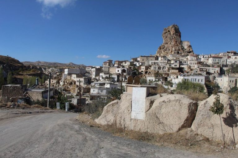 KAYA ÜZERİNDE BULUNAN MEZARI GÖREN BİR DAHA BAKIYOR