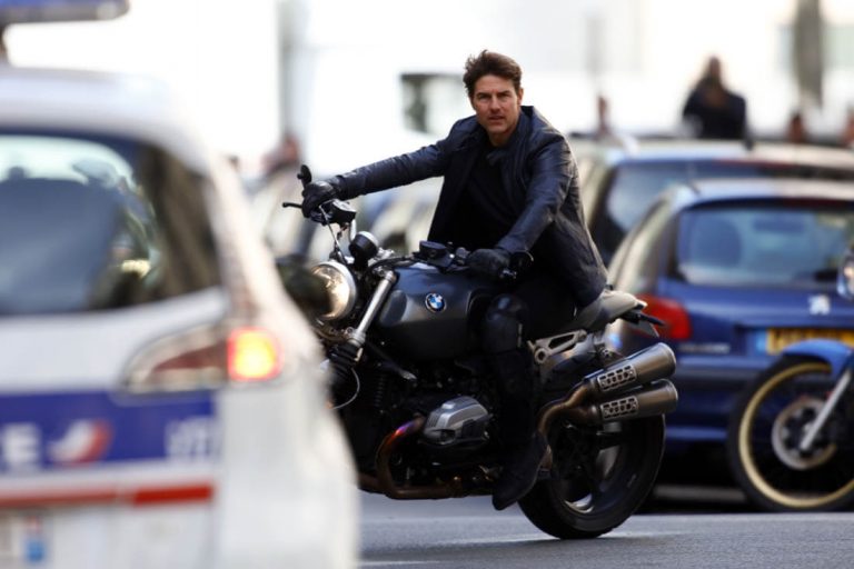 Tom Cruise’a sette Covıd-19 testi yapan robotlar eşlik ediyor.