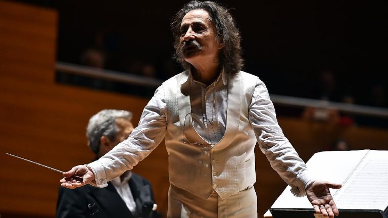 TİMUR SELÇUK GÖNÜLLERDE TAHT KURDU