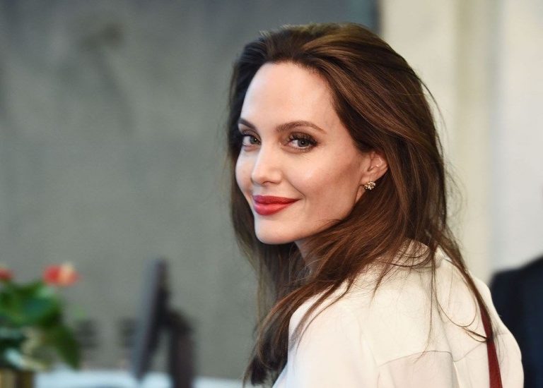 ANGELINA JOLIE YÖNETMENLİĞE DÖNÜYOR