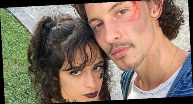 CAMILA CABELLO SİYAH ELBİSESİYLE FİLM KARAKTERİ OLDU