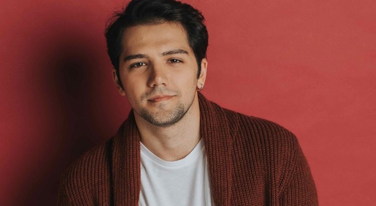 EMRE ASLAN MODA MARKASI İÇİN KOLLARI SIVADI