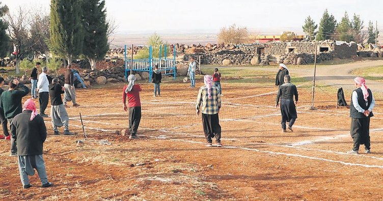 Şanlıurfa’da köylülerin tenis oyunu Bakanın dikkatini çekti