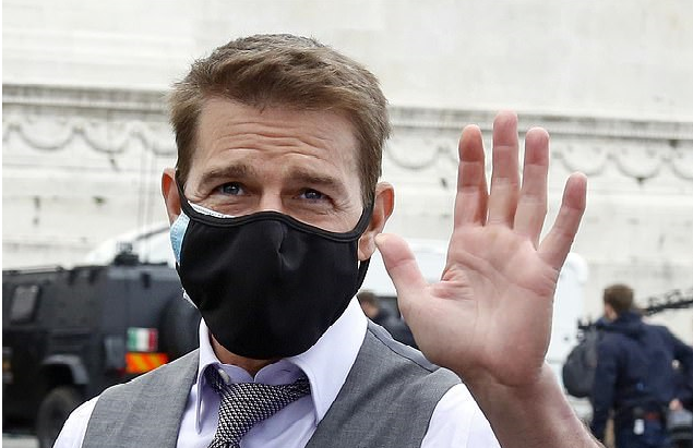 Tom Cruise, sette hayranlarını selamladı