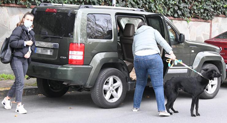 Aslı Enver, barınaktan sahiplendiği köpekle objektiflere takıldı