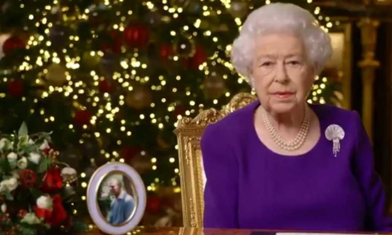 Kraliçe II.Elizabeth, bu yıl Noel’i korona önlemleriyle geçirdi.