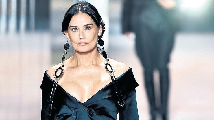 Demi Moore, çıktığı defilede podyumları salladı