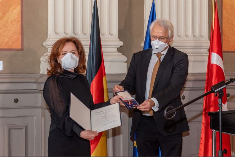 Dünyaca ünlü piyanistlerimize Almanya’dan Liyakat Nişanı verildi