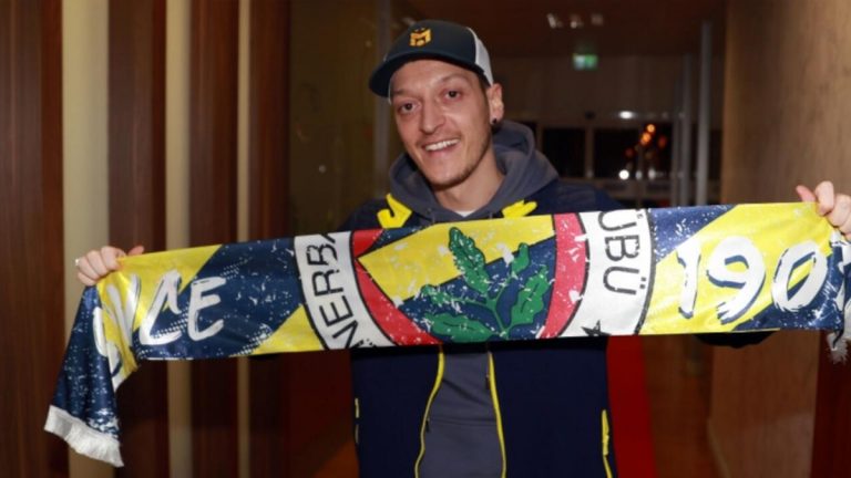 Mesut Özil gündemden düşmüyor
