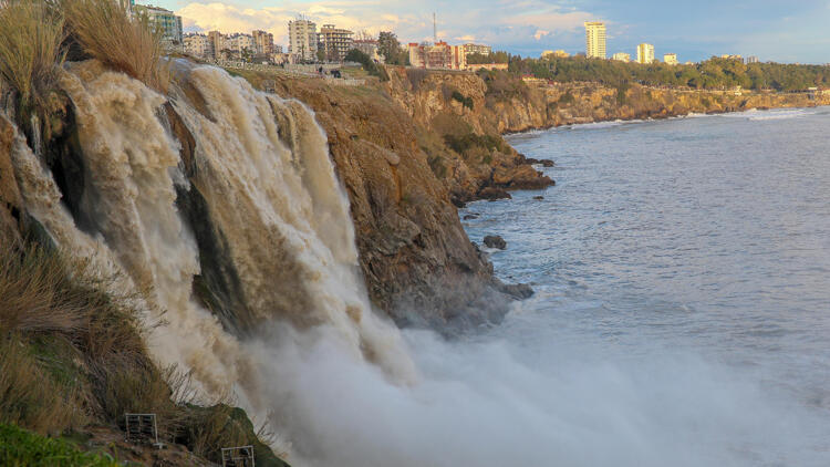 Antalya’daki Düden Şelalesi’nin rengi çamura döndü