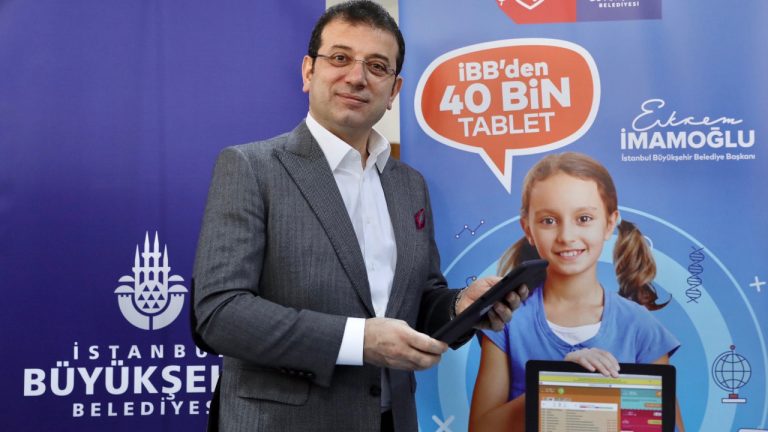 Ekrem İmamoğlu tablet dağıtımına başladı