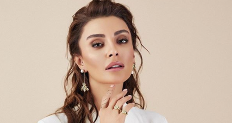 Özge Ulusoy kafasına poşet geçirdi