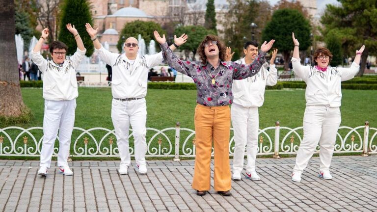 Fark Band bir efsane şarkıya daha imza attı