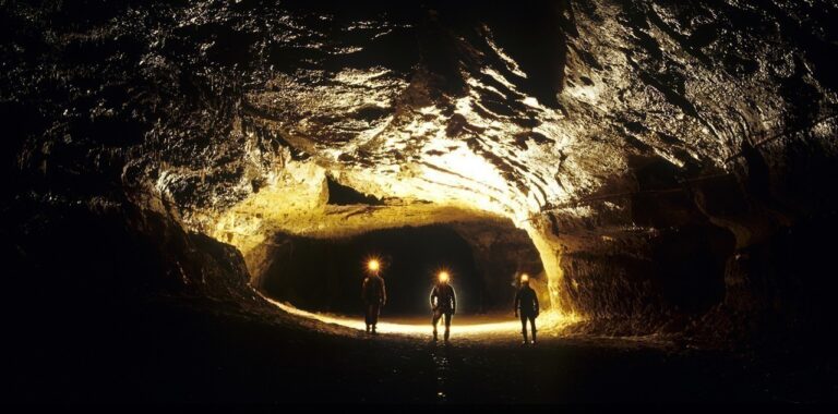15 kişi, 40 gün mağarada yaşayacak