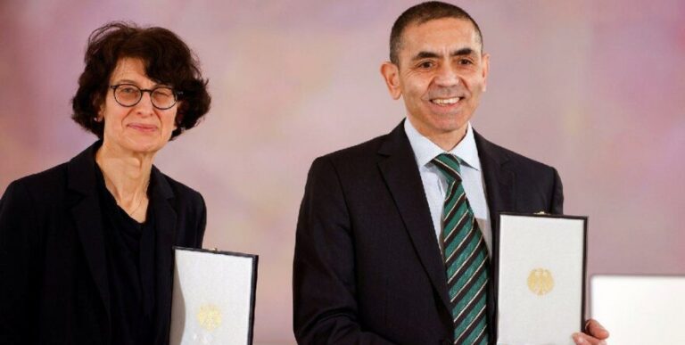 Almanya’dan Şahin ve Türeci’ye liyakat nişanı