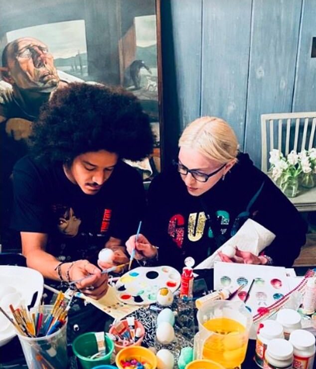 MADONNA VE 26 YAŞINDAKİ SEVGİLİSİ PASKALYA KUTLAMASINDA