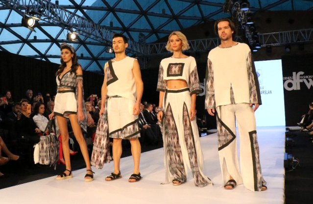 İSTANBUL FASHİON WEEK’DE ÜNLÜLER PODYUMDA