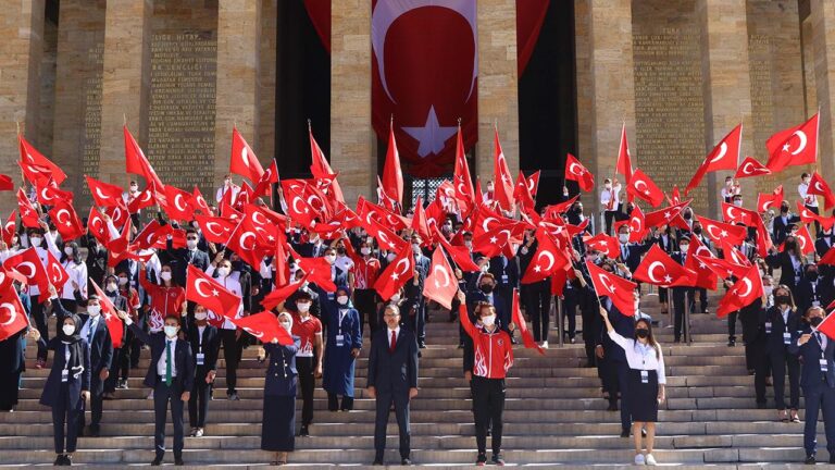 19 MAYIS’TA BİNLERCE KİŞİ ATA’SINA KOŞTU