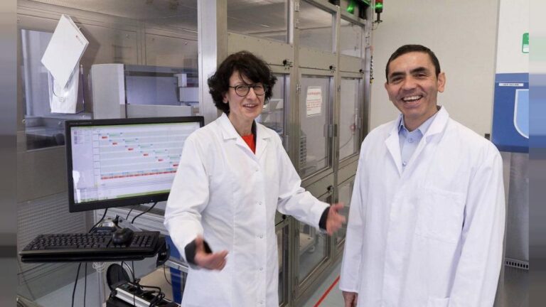 ÖZLEM TÜRECİ VE UĞUR ŞAHİN’E ANLAMLI ÖDÜL