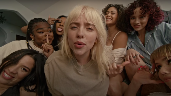 BİLLİE EİLİSH KLİBİNDE KİM KARDASHİAN’IN SKIMS TASARIMLARINI GİYDİ