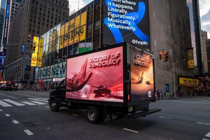 TIMES SQUARE’DE TÜRK BAYRAĞI