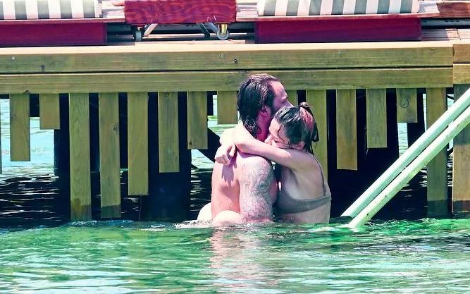 BURAK ÇELİK VE SEVGİLİSİ PLAJDA ORTAYA ÇIKTI