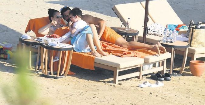 BURAK ÖZÇİVİT AİLESİYLE TATİLDE
