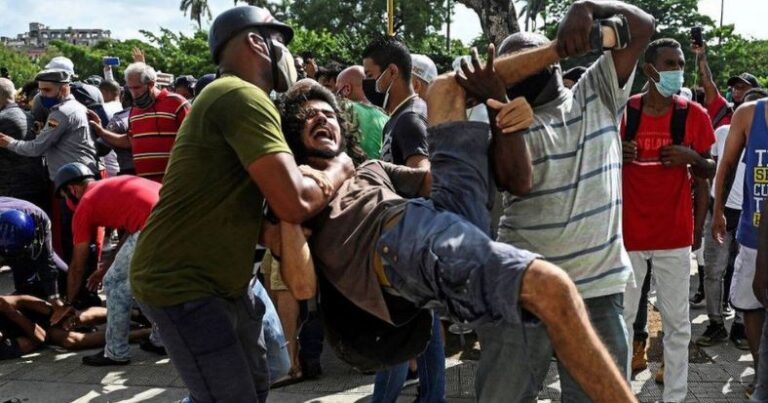 KÜBA’DA ANTİKOMÜNİST HAREKETE POLİS MÜDAHELESİ