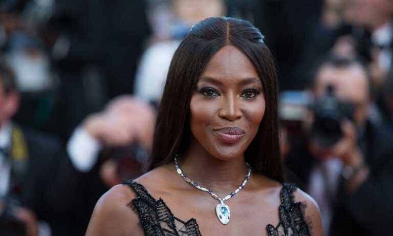 NAOMİ CAMPBELL YILLARA MEYDAN OKUYOR