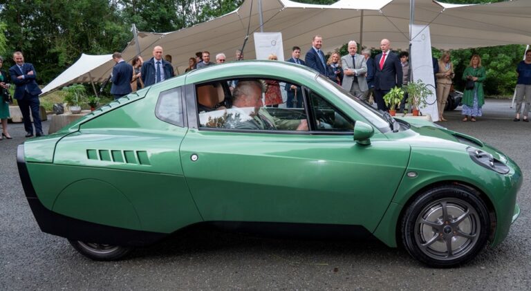 PRENS CHARLES ASFALTI AĞLATTI