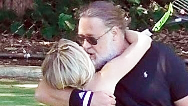 RUSSELL CROWE AŞKIYLA TENİS KORTLARINDA