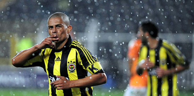 ALEX HANGİ FENERLİ FUTBOLCUYU TEBRİK ETTİ