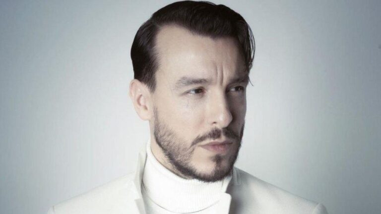 CEM ADRIAN’DAN ANLAMLI HAREKET