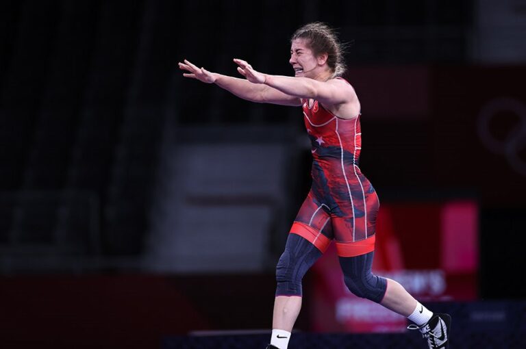 YASEMİN ADAR TARİH YAZDI