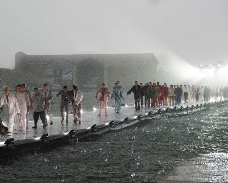 MODANIN ÖNCÜSÜ DOLU YAĞIŞIYLA SARSILDI