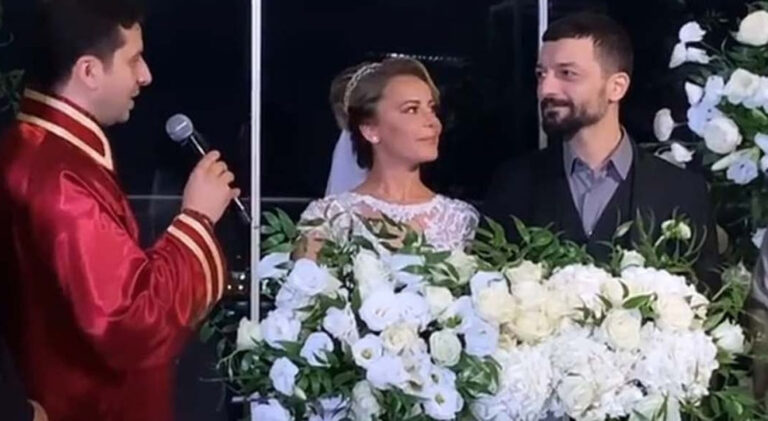 Dünya evine girdiler