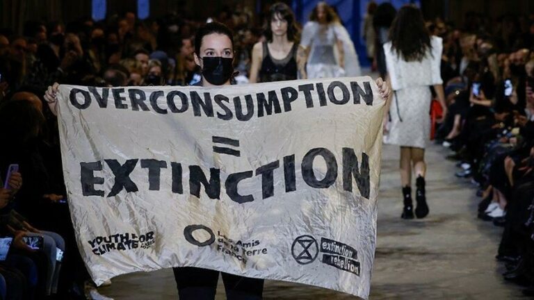 Louis Vuitton defilesinde eylem: Aşırı tüketim=Yok oluş
