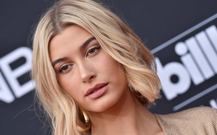 Hailey Bieber’ın kırmızı halı stili