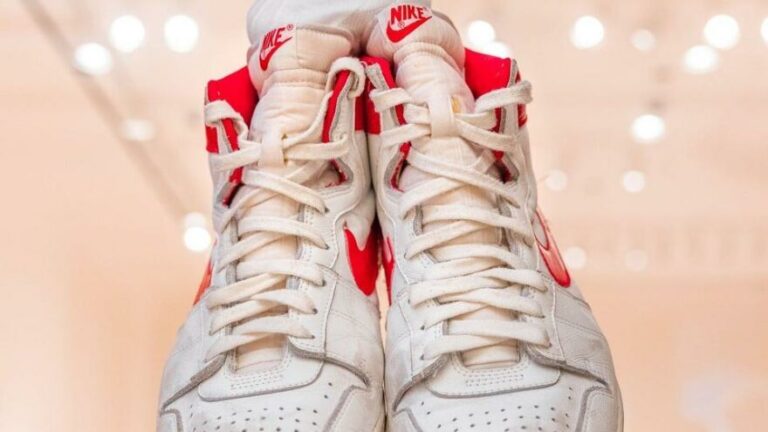 Michael Jordan’ın 37 yıl önce giydiği ayakkabı rekor fiyata satıldı