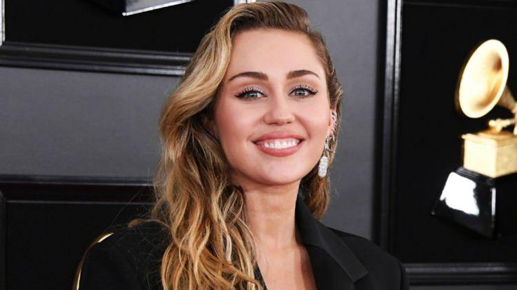 Miley Cyrus, kalça şovuyla sosyal medyayı salladı