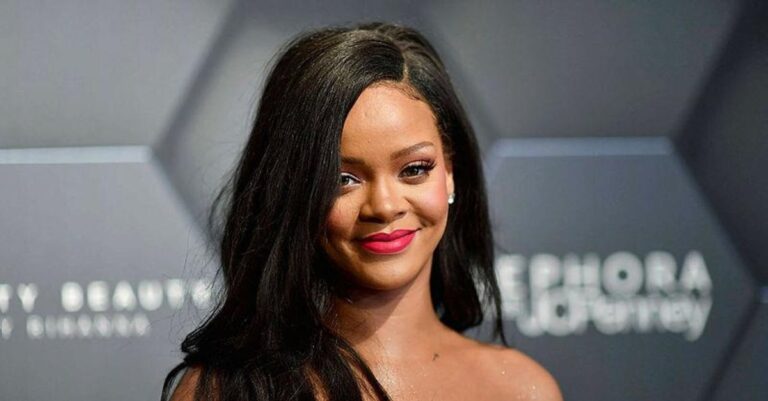 Rihanna eski yüzük taktı