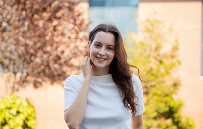 Leyla Feray’ın Camdaki Kız için tamamladığı eser sergide