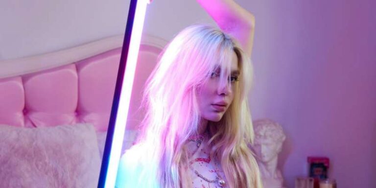 Aleyna yine çok cesur! Kalçası yırtık kotla poz verdi