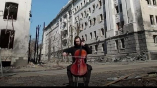 Bombalanan Harkov Meydanı’nda çello çalarak yardım istedi