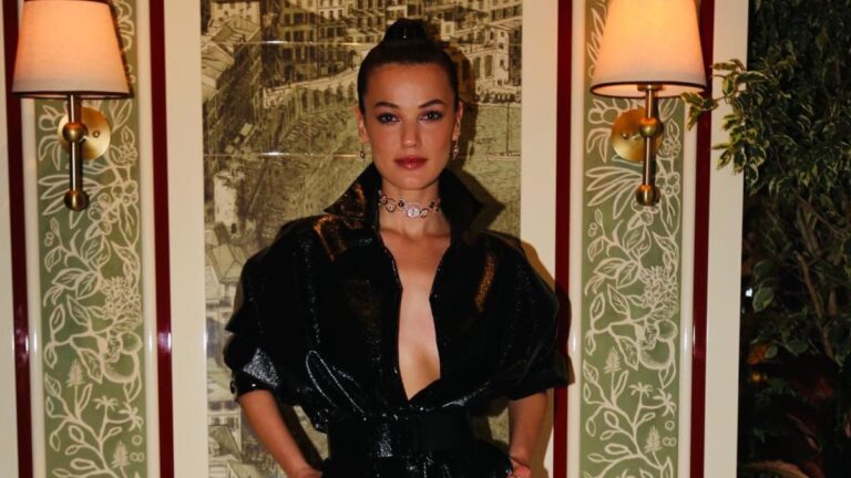 Yargı dizisinin Ceylin’i ünlü oyuncu Pınar Deniz derin dekolteli elbisesiyle nefes kesti!