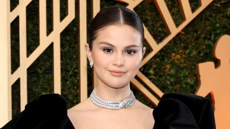 Selena Gomez kırmızı halıda düştü