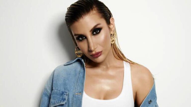 Sınırları zorlayan İrem Derici, bacak ve göğüs dekolteli elbisesiyle göz kamaştırdı